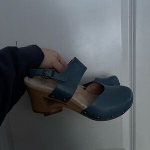 Dansko Women’s 39 Blue Leather Thea “Sky Blue” Chunky Y2K Clogs